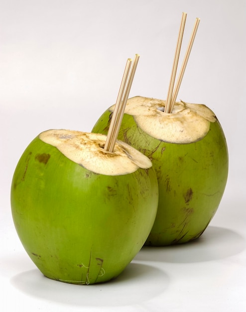 Noix de coco verte sur fond blanc. L'eau de noix de coco.