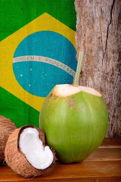 Noix de coco vertes et brunes avec drapeau brésilien