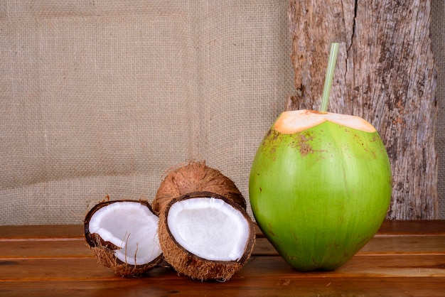 Noix de coco vertes et brunes