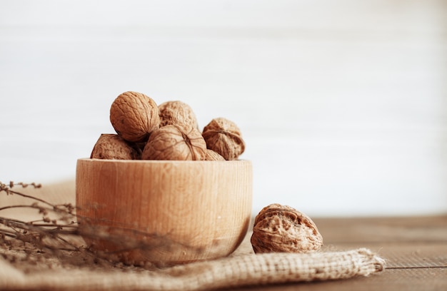 Noix dans un bol en bois. Le concept de saine alimentation