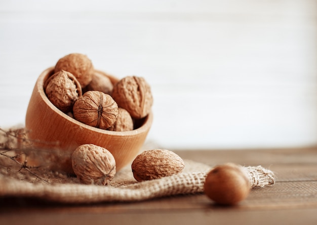 noix dans un bol en bois sur un sac