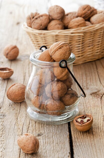 Noix dans une cruche sur une table en bois