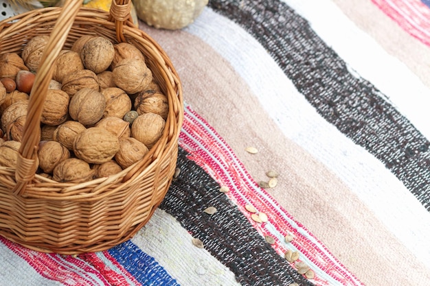 Noix dans un panier et nourriture rustique