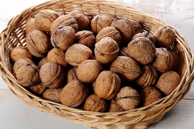 Noix dans un petit panier en osier