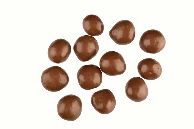 Noix enrobées de chocolat isolé sur fond blanc avec Clipping Path