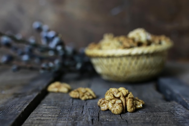 Noix épluchées sur un fond en bois