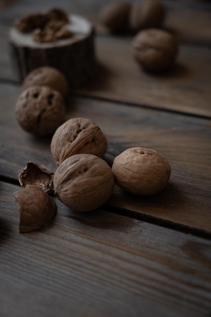 Noix sur fond de bois