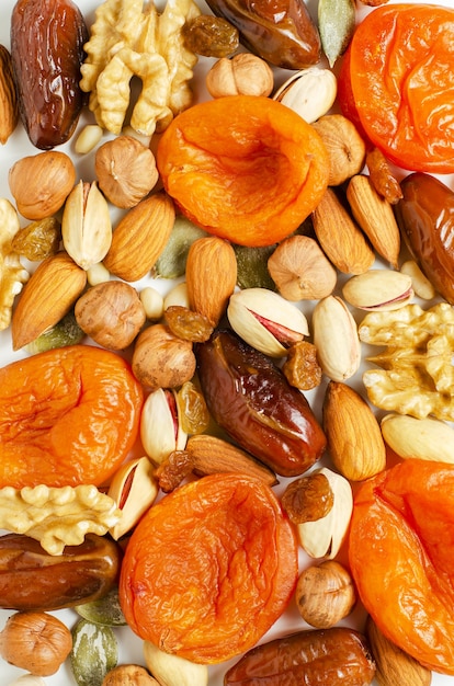 Noix et fruits secs. Sources d'antioxydants et de vitamines. Alimentation saine.