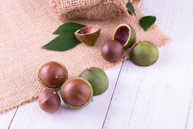 Noix de macadamia bio sur bois