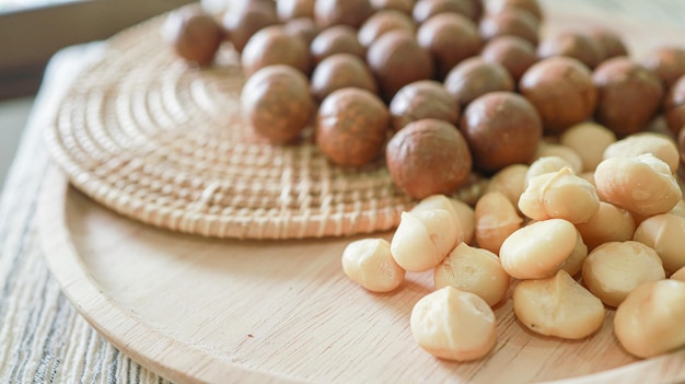 Noix de macadamia bio noix de macadamia sont fissurées et cuites au goût extrêmement délicieux superfood frais macadamia cru décortiqué naturel non salé et concept d'aliments sains