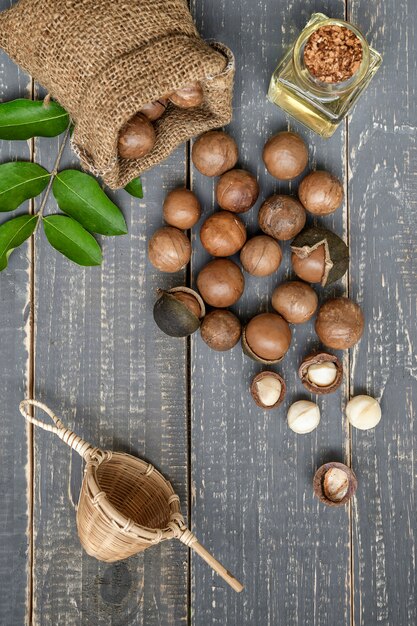 Noix de macadamia bio sur table en bois - filtre vintage.