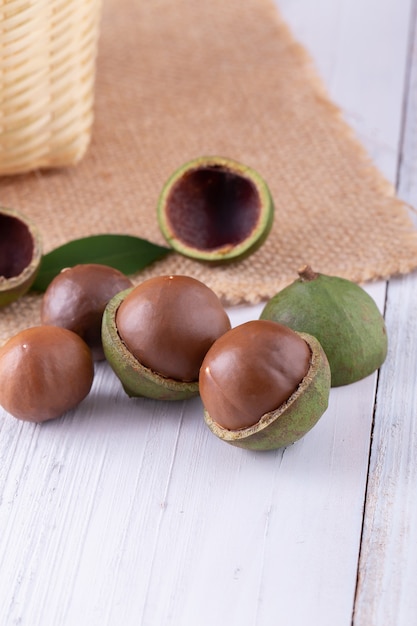 Noix de macadamia bio sur table en bois