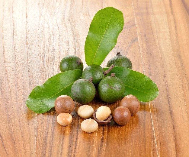 Photo noix de macadamia sur bois