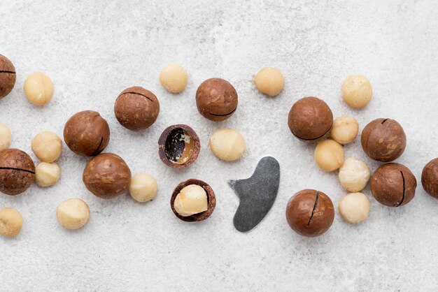 Photo noix de macadamia à l'intérieur de rouleaux de chocolat