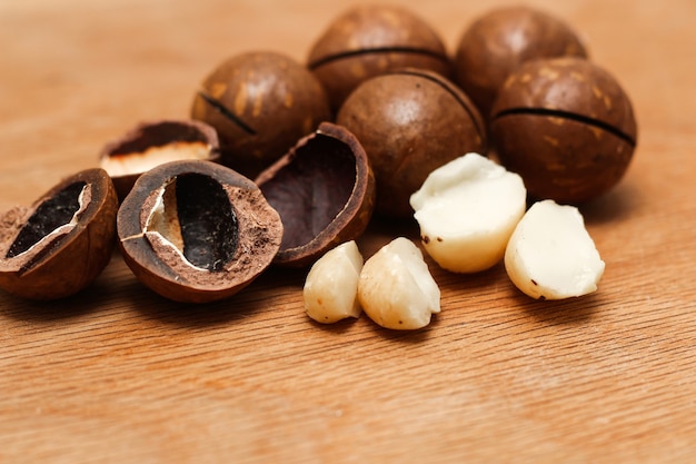 Noix de macadamia et noix de noyau saines biologiques en coque. Une noix chère pour le régime céto.