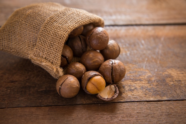 Noix de macadamia sur la table en bois