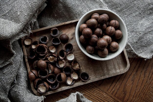 Noix de macadamia sur la table