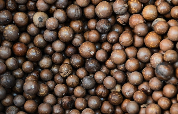 Noix de macadamia texture background noix de macadamia crues décortiquées naturelles fraîches dans un plein cadre close up tas de noix de macadamia rôties