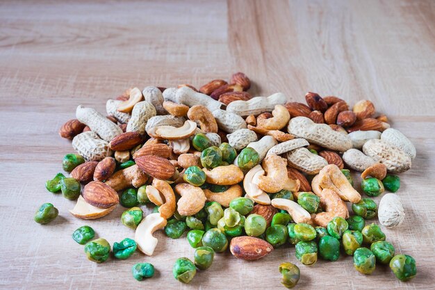 noix mélangées organiques sur la table en bois