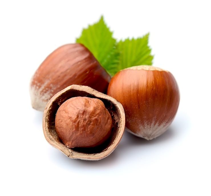 Photo noix de noisettes avec des feuilles isolées sur fond blanc.