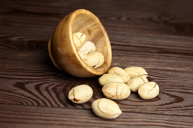 Noix de pécan dans un bol sur une table en bois marron