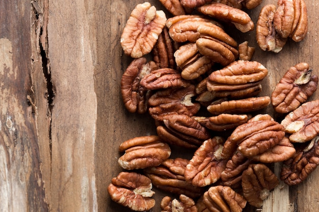 Noix de pécan sur table en bois