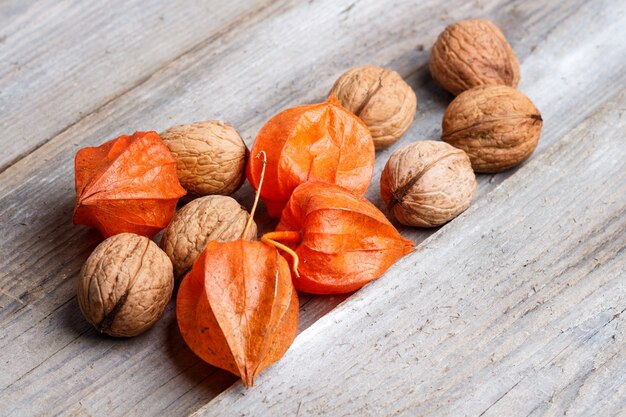 Noix et physalis sur un fond en bois