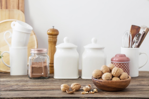 Noix en plaque de bois sur la cuisine