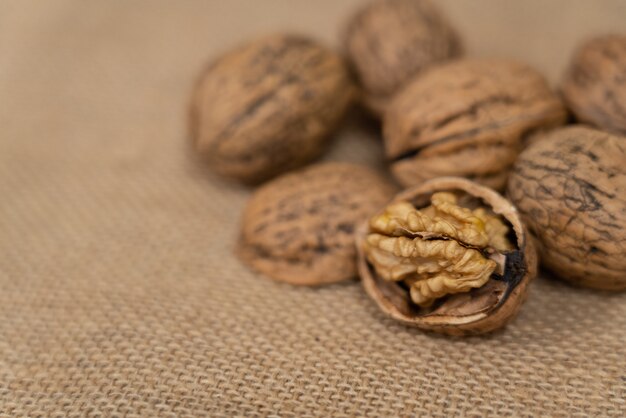 Noix sur un sac de jute