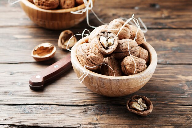 Noix saines sur la table en bois