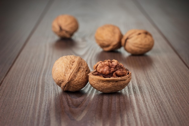 Noix sur la table en bois marron