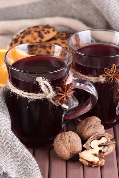 Noix de vin chaud sur table sur fond de tissu