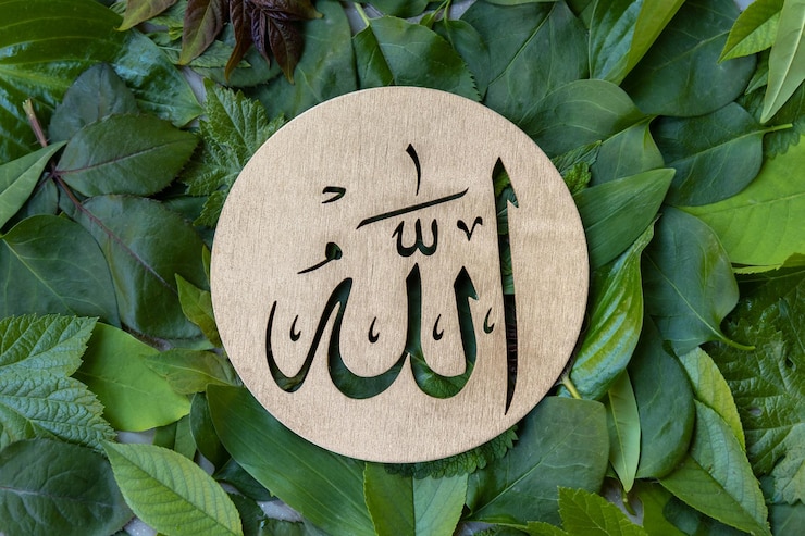 Photo nom d'allah sur fond de feuilles vertes arabes signifie le dieu dans la religion islamique kurban bayraminiz