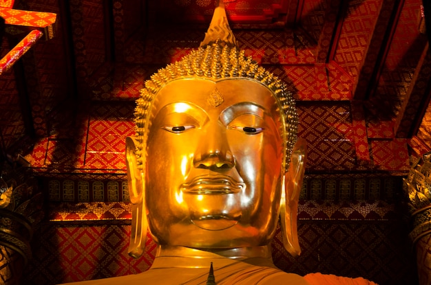 Nom de statue d'image de bouddha doré Luang Pho Tho à ubosot pour les Thaïlandais et les voyageurs étrangers visitent et respectent la prière au temple Wat Phanan Choeng à Ayutthaya en Thaïlande