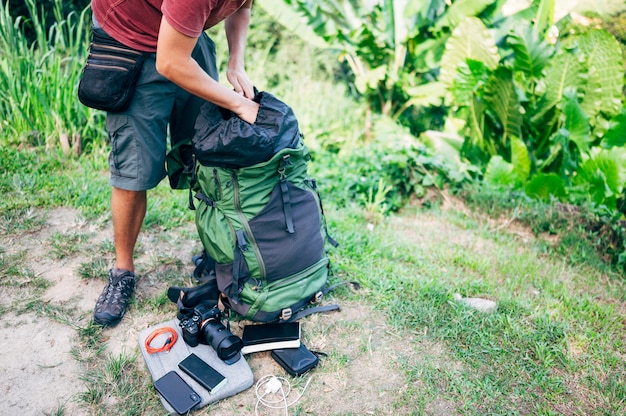 Nomade numérique gardant vos affaires dans le sac à dos