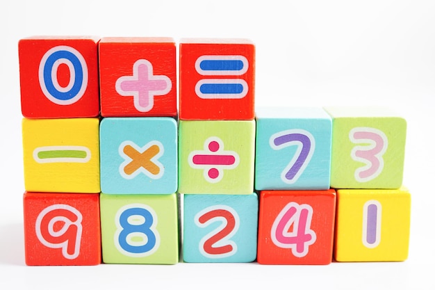 Nombre de cubes de blocs de bois pour l'apprentissage de l'enseignement des mathématiques concept de mathématiques