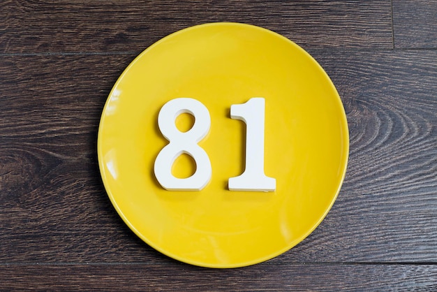 Le nombre quatre-vingt-un sur la plaque jaune