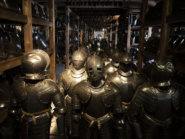 Photo de nombreuses armures médiévales de heaume en métal de fer