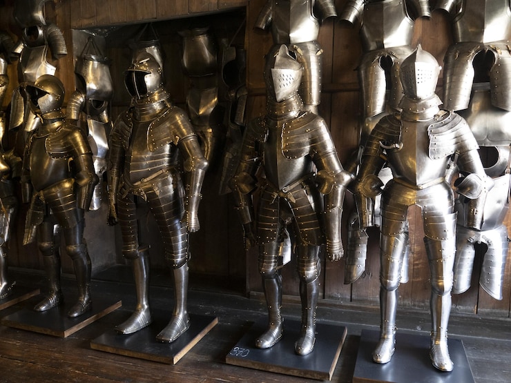 Photo de nombreuses armures médiévales en métal de fer