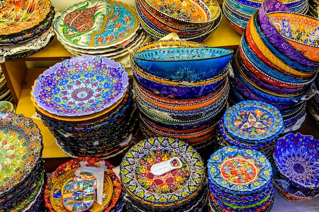 De nombreuses assiettes souvenirs colorées à vendre au bazar en Turquie