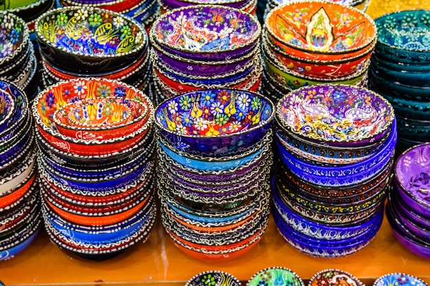 De nombreuses assiettes souvenirs colorées à vendre au bazar en Turquie