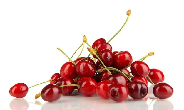 De nombreuses baies de cerises rouges mûres isolées sur blanc