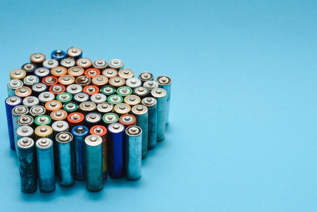 De nombreuses batteries usagées de différents fabricants