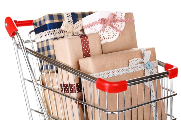 De nombreuses boîtes présentes dans le panier isolé sur une surface blanche