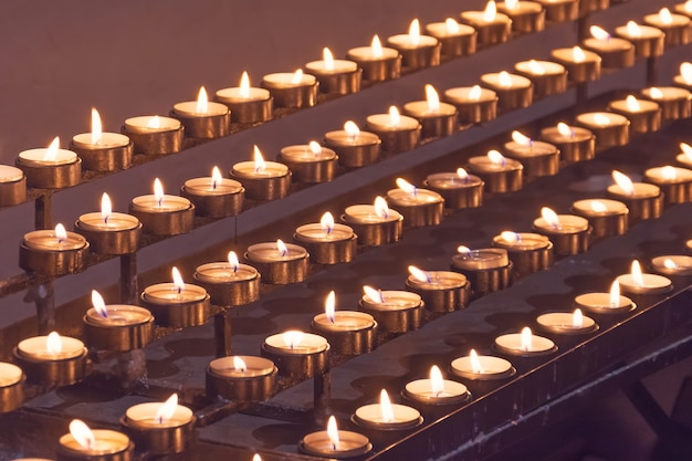 Photo de nombreuses bougies allumées dans l'église.