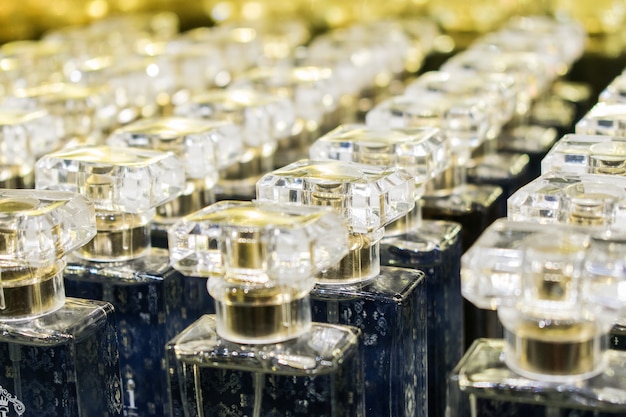 Nombreuses bouteilles de divers parfums en magasin