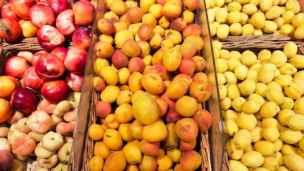 De nombreuses caisses de fruits à vendre sur le marché aux fruits. Abricot et pêche dans une vitrine