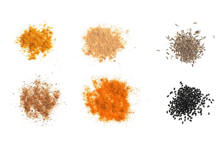 Photo de nombreuses épices dont gingembre curry curcuma piment cumin noir nigella sativa