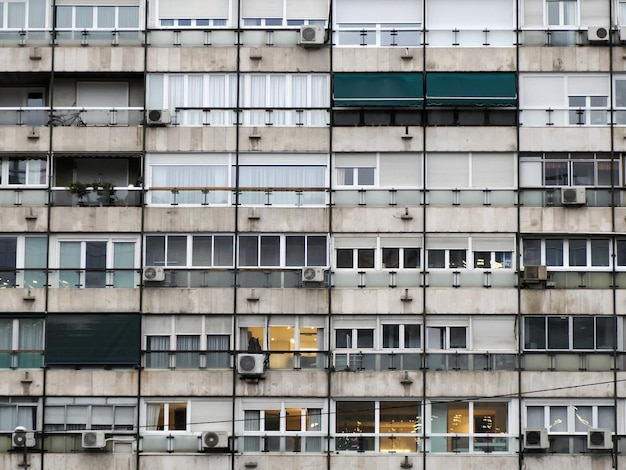 De nombreuses fenêtres de condos populaires dans le quartier de Pinar de Chamartin madrid