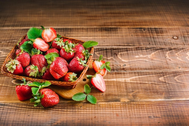 De nombreuses fraises savoureuses mûres sur le fond en bois. Copier l'espace